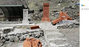 Разрушенные хачкары в селе Нор Ерзнка. Скриншот со страницы "Службы охраны" Министерства образования, науки, культуры и спорта Армении в Facebook. https://www.facebook.com/ArmenianMonuments/photos/pcb.3878431178942204/3878430515608937 Разрушенные хачкары в селе Нор Ерзнка. Скриншот со страницы "Службы охраны" Министерства образования, науки, культуры и спорта Армении в Facebook. https://www.facebook.com/ArmenianMonuments/photos/pcb.3878431178942204/3878430515608937