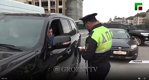 Рейды ГИБДД по профилактике правонарушений на дорогах. Скриншот видео "groznytv" https://www.instagram.com/p/CNzKxQCJXTN/