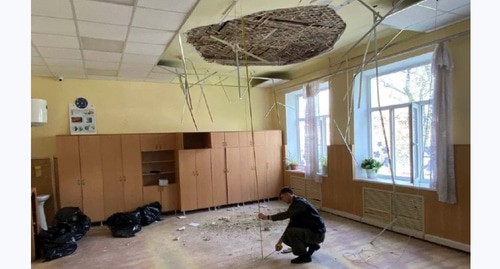 Здание армавирской школы, где при обрушении потолка пострадали трое детей. Фото: СУ СК России по Краснодарскому краю

