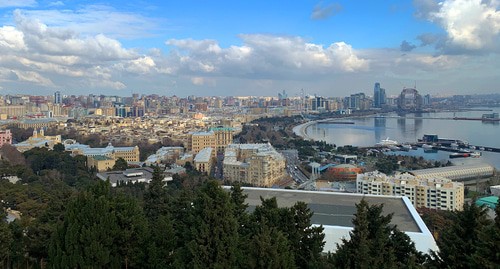 Баку. Фото 
Robot8A -  https://commons.wikimedia.org/wiki/Category:Baku#/media/File:Baku_15_09_25_657000.jpeg