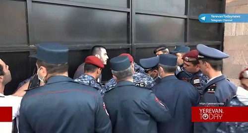 Активисты движения "Азатагрум" сегодня приковали себя цепями к воротам здания правительства Армении. 22 апреля 2021 года. Скриншот видео: Yerevan․Today Rus/Telegram