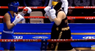 Бой Аслана Биттирова (в синем) и Адама Кадырова (в черном). Фото: стоп-кадр видео https://youtu.be/GrfMEoDgbrE