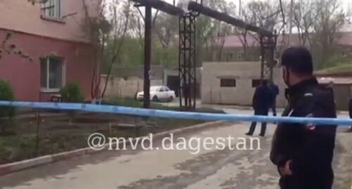 Оцепленная территория на месте стрельбы в Кизляре. Кадр видео МВД Дагестана https://www.instagram.com/p/CN-QvVnq8OM/