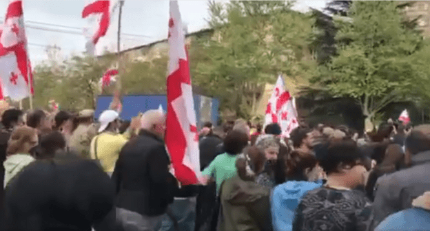 Участники акции протеста в Кутаиси 24 апреля 2021 года. Стоп-кадр видео https://www.facebook.com/watch/?v=129418652504297