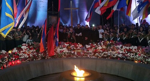 У вечного огня Мемориального комплекса "Цицернакаберд", посвященного жертвам геноцида армян, в Ереване вечером 23 апреля 2021 года.  Фото Армине Мартиросян для «Кавказского узла».