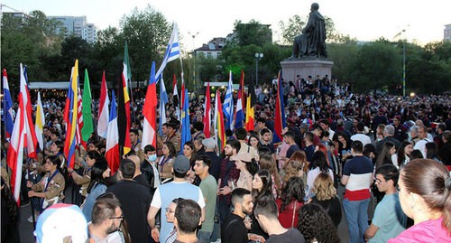 Жители Армении на акции памяти жертв геноцида. 24 апреля 2021 года. Фото Армине Мартиросян для "Кавказского узла".