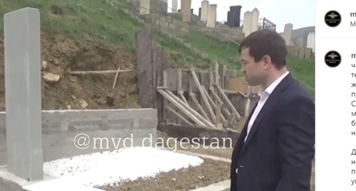 Представитель полиции, на месте, где было найдено тело новорожденного ребенка. Скриншот сообщения МВД Дагестана https://www.instagram.com/p/COI_w0yqORe/