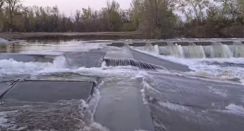Прорыв плотины в Волгоградской области. Кадр видео 
Высота 102 https://www.youtube.com/watch?v=Gd5Qt-jsrgo