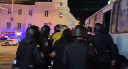 Задержание участников акции в поддержку Навального в Ставрополе 21 апреля 2021 года. Стопкадр из видео на Youtube-канале "Блокнот Ставрополь" https://youtu.be/WAXYWM0-g7M.