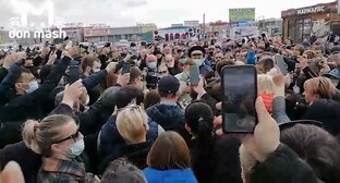 Возле рынка "Атланта" в Аксайском районе торговцы требуют открыть въезд, чтобы начать работать, 28 апреля 2021 года. Стопкадр из видео Telegram-канала «don mash». 