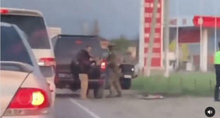 Место вооруженного инцидента в Назрани. Кадр видео vesti_ingushetii_ в Instagram. www.instagram.com/p/CON52QwK9xn/