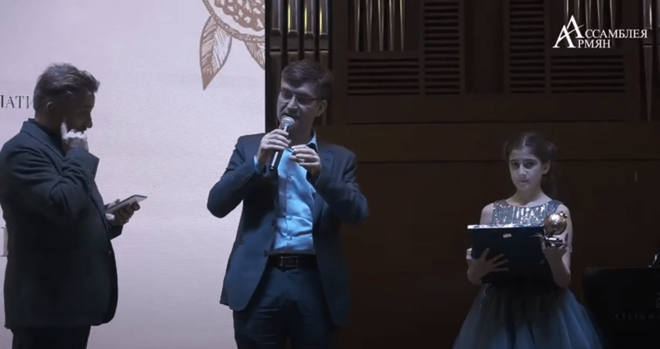 Вручение премии "Армония" Аиде Аванесян в 2020 году. Стоп-кадр видео https://youtu.be/Vx8fSMZy_AE