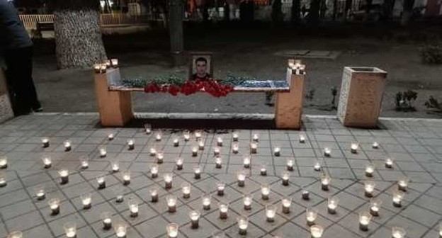 Цветы и свечи возле портрета Инала Джабиева. Скриншот https://www.instagram.com/p/CKlMRR1rjtq/