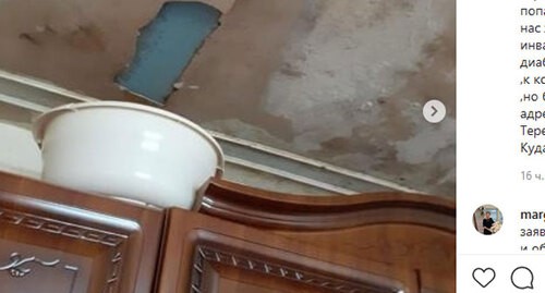 Потолок квартиры в доме автора жалобы. Скриншот сообщения в Instagram-паблике "Происшествия Нальчик" https://www.instagram.com/p/COX4qMFpqOO/