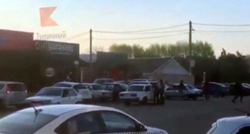 Задержание подозреваемого в ранении трех человек в центре Кореновска. 
Кадр видео: t.me/krd_tipich_ru