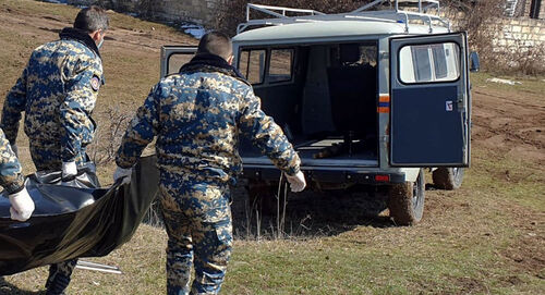 Карабахские спасатели переносят останки военнослужащего в районе Гадрута. Фото: Facebook / ԱՀ Արտակարգ իրավիճակների պետական ծառայություն