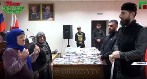 Адам Эльжуркаев отчитывает  двух женщин и мужчину, повторно задержанных силовиками за оказание оккультных услуг. Фото скриншот сообщения https://www.instagram.com/p/COf-xMAp-35/