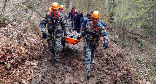 Карабахские спасатели переносят останки военнослужащего. Фото: Facebook / ԱՀ Արտակարգ իրավիճակների պետական ծառայություն