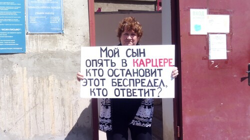 Елена Барзукаева на пикете в Махачкале 8 мая 2021 года. Фото Расула Магомедова для "Кавказского узла"