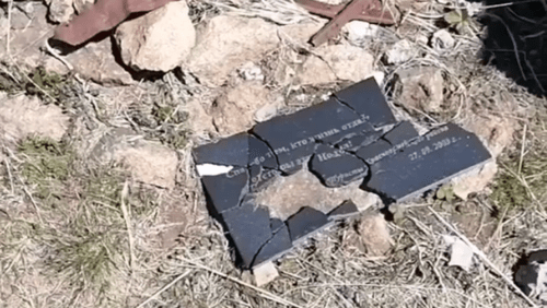 Разрушенная табличка на воинском мемориале близ Туапсе, май 2021 года. Стоп-кадр видео https://www.instagram.com/p/COk9PF0qLbV/