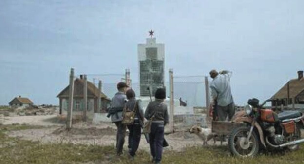 Кадр из фильма "Остров" об острове Чечень в Махачкале.