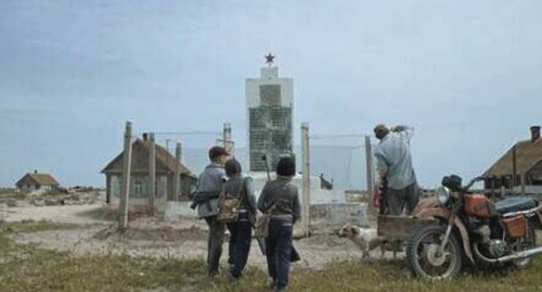 Кадр из фильма "Остров" об острове Чечень в Махачкале.