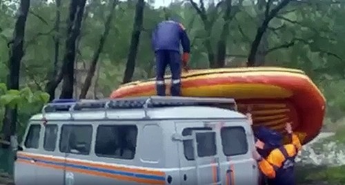 Поиски пропавших в районе реки Белая. Кадр видео пресс-службы МЧС