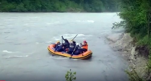 Поиски пропавших в районе реки Белая. Кадр видео пресс-службы МЧС
