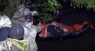 Спасатели организовали веревочную переправу.
Фото: МЧС Абхазии https://www.e1.ru/text/incidents/2021/05/10/69907682/?utm_source=yxnews&utm_medium=desktop&nw=1620660505000
Спасатели организовали веревочную переправу.
Фото: МЧС Абхазии https://www.e1.ru/text/incidents/2021/05/10/69907682/?utm_source=yxnews&utm_medium=desktop&nw=1620660505000