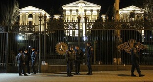 Силовики у ворот парламента на проспекте Баграмяна. Фото Тиграна Петросяна для "Кавказского узла" Силовики у ворот парламента на проспекте Баграмяна. Фото Тиграна Петросяна для "Кавказского узла"