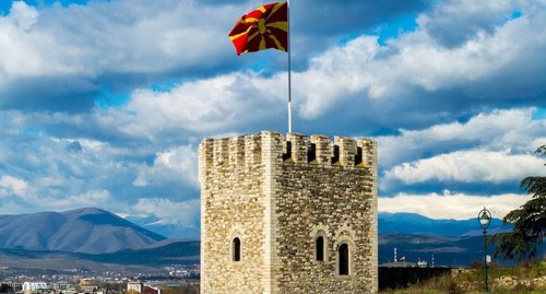 Флаг  Северной Македонии. Фото https://commons.wikimedia.org/wiki/Category:North_Macedonia
