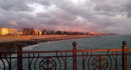 Адлер, пристань, вид на пляж. Фото Светланы Кравченко для "Кавказского узла"