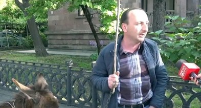 Противник Пашиняна перед зданием парламента в Ереване. Кадр видео YerevanToday