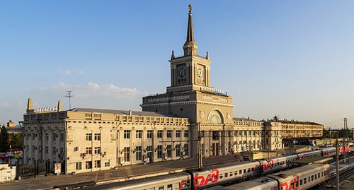 Часы на здании вокзала в Волгограде. Фото: A.Savin https://ru.wikipedia.org/