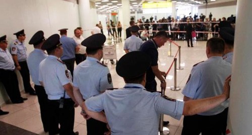 Сотрудники полиции в аэропорту Шереметьево. Фото: пресс-служба ПЦ "Мемориал" https://memohrc.org/