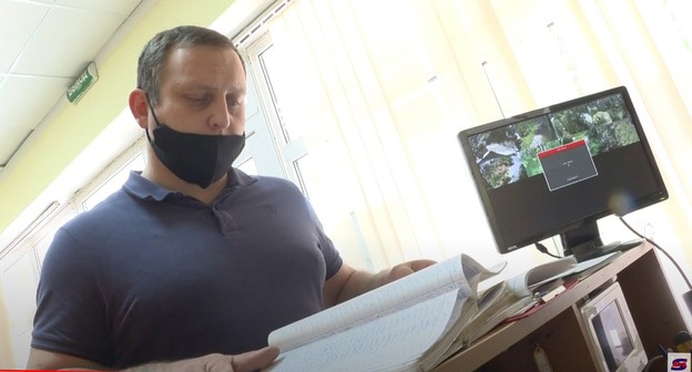 Проверка безопасности в школе Сочи. Кадр видео 
СОЧИ 24  https://www.youtube.com/watch?v=uDrN2kjiVog