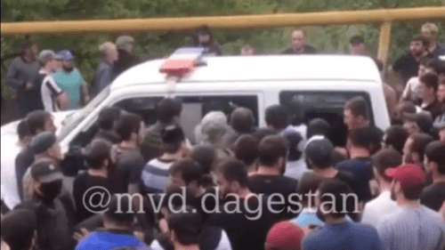Жители села Ансалта требуют отпустить задержанного. 14 мая 2021 года. Стоп-кадр видео МВД Дагестана, https://www.instagram.com/p/CO3sjjwptlt/