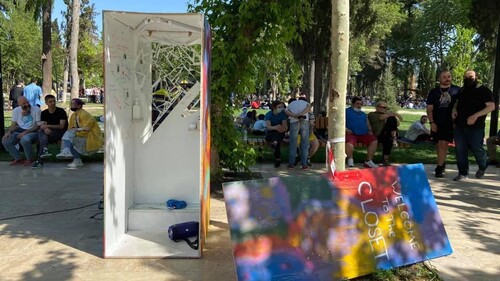 Сломанная инсталляция в парке в Тбилиси. Фото со страницы неправительственной организации Tbilisi Pride в Facebook.