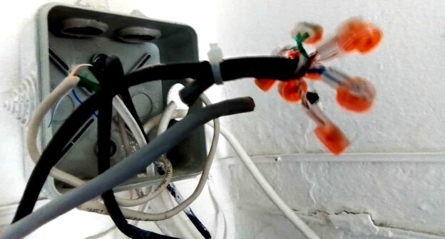 Перерезанные провода в доме, где живет Евгений Кочегин. Фото предоставлено "Кавказскому узлу" Евгением Кочегиным