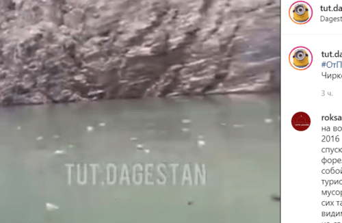 Мусор в воде у Чиркейской ГЭС. Скриншот видео из публикации в Instagram-паблике Tut.Dagestan, https://www.instagram.com/p/CO7x3yVqpzT/
