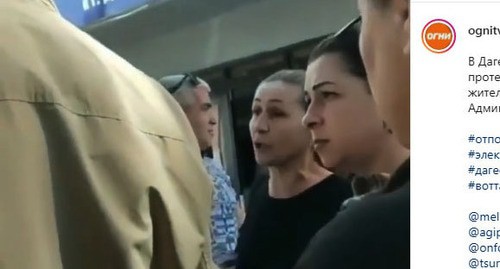 Акция протеста у здания администрации Дагестанских Огней. Скриншот видео https://www.instagram.com/p/CO9xHXrHLfD/
