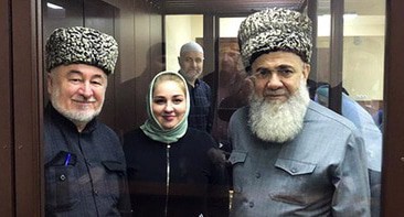 Малсаг Ужахов, Зарифа Саутиева и Ахмед Барахоев (слева направо) перед судебным заседанием. Март 2021 г. Фото Багаудина Мякиева