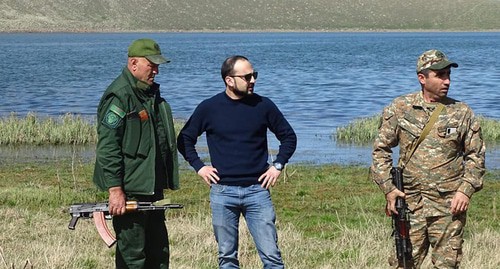 Вице-премьер Армении Тигран Авинян в районе Черного озера (Сев лич) на границе с Азербайджаном 16.05.2021.
Фото: личная страница FB https://www.facebook.com/tigran.avinyan/photos/pcb.2743389715965431/2743389685965434/