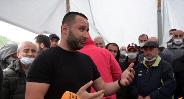 Бастующие рабочие завода "Боржоми". Кадр видео 
Sputnik Georgia - все о Грузии https://www.youtube.com/watch?v=5qoGpn05BAo&t=2s