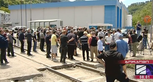 Работники у здания компании "Боржоми". Кадр видео https://www.rustavi2.ge/ka/news/199594 