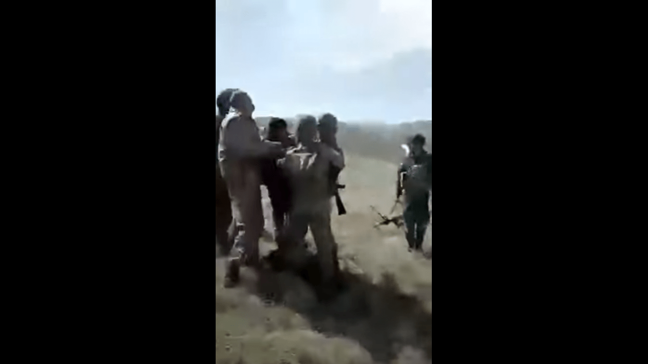 Стоп-кадр видео "Азербайджанские солдаты гонят армянских солдат подальше от границы с Азербайджаном" https://youtu.be/U3FzoPlV4io