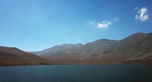 Черное озеро в Армении. Скриншот видео "
armen mograbyan" https://www.youtube.com/watch?v=Qh45CC6K8_s