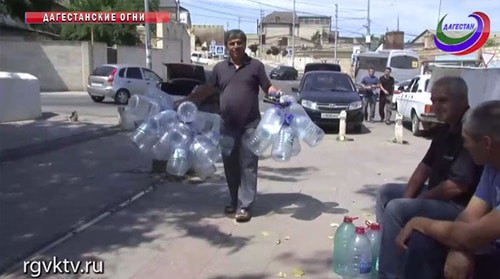 Жители Дагестанских Огней с пластиковыми бутылками для питьевой воды. Иллюстративное фото. Скриншот видео https://www.rgvktv.ru/obshchestvo/60898