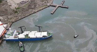 Разлив нефти в  море близ Туапсе. Кадр видео 
Живая Кубань https://www.youtube.com/watch?v=RlMXWPsJbJs&t=1s