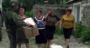 Миротворец передает беженцам в селах Хнкаван и Чапар Мардакертского Нагорного Карабаха гуманитарный груз. Фото пресс-службы МО России http://mil.ru/russian_peacekeeping_forces/news/more.htm?id=12363396@egNews